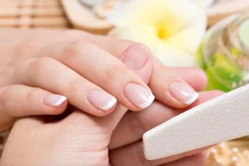 Fingernägel werden gefeilt