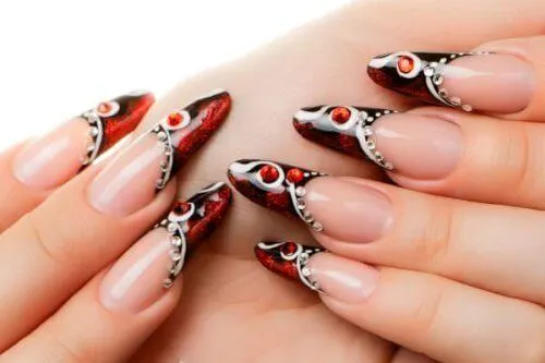 Lange Nägel mit Nail Art und Strass-Steinen